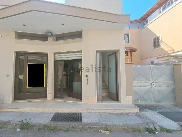 Locale Commerciale in vendita a Puglia, Lecce