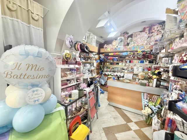 Locale Commerciale in vendita a Paternò, Catania