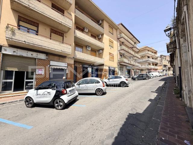 Locale Commerciale in vendita a Aci Catena, Sicilia