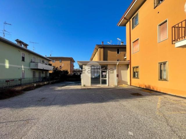 Locale Commerciale in vendita a Castiglione Delle Stiviere, Lombardia