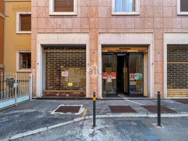 Locale Commerciale in vendita a Centro storico, Cremona