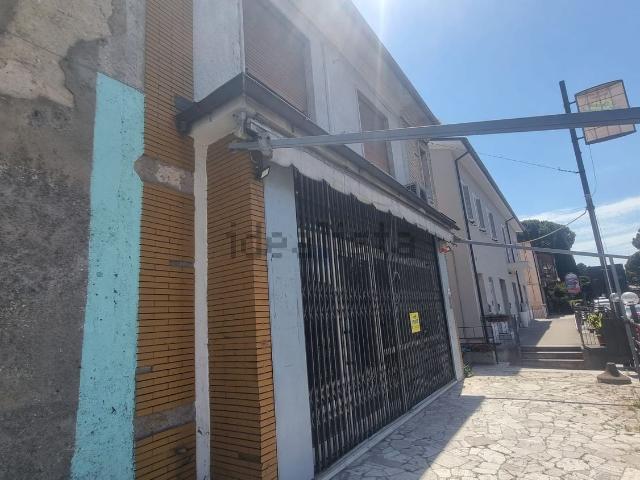 Locale Commerciale in vendita a Terni, Umbria