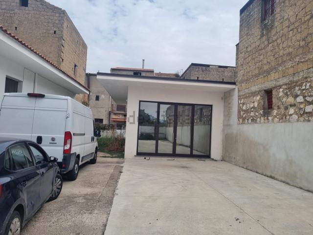 Locale Commerciale in vendita a Palma Campania, Campania