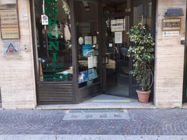 Locale Commerciale in vendita a Città Giardino, Terni