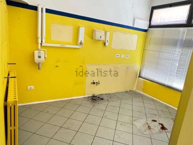 Locale Commerciale in vendita a Meda, Lombardia
