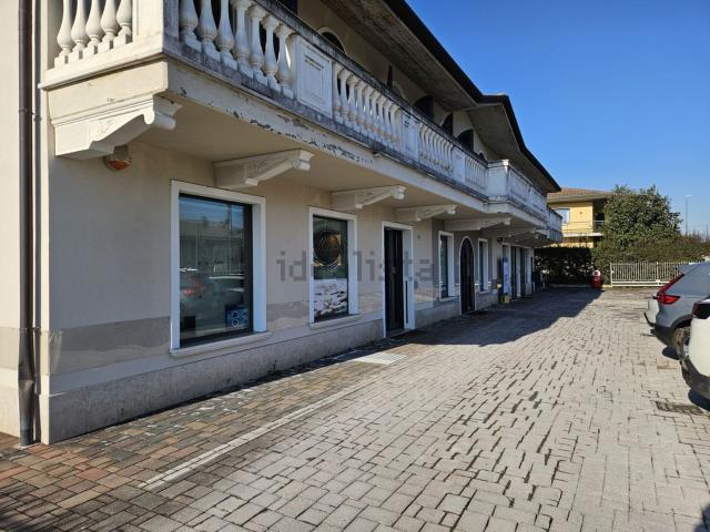 Locale Commerciale in vendita a Ghisalba, Lombardia