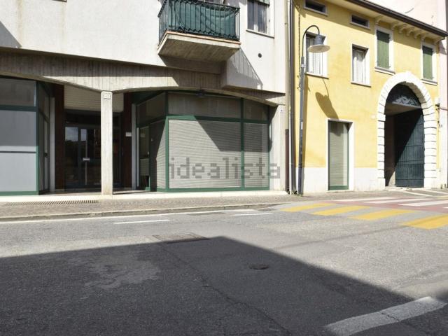 Locale Commerciale in vendita a Bussolengo, Veneto