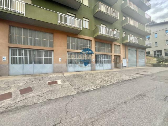 Locale Commerciale in vendita a Leffe, Lombardia