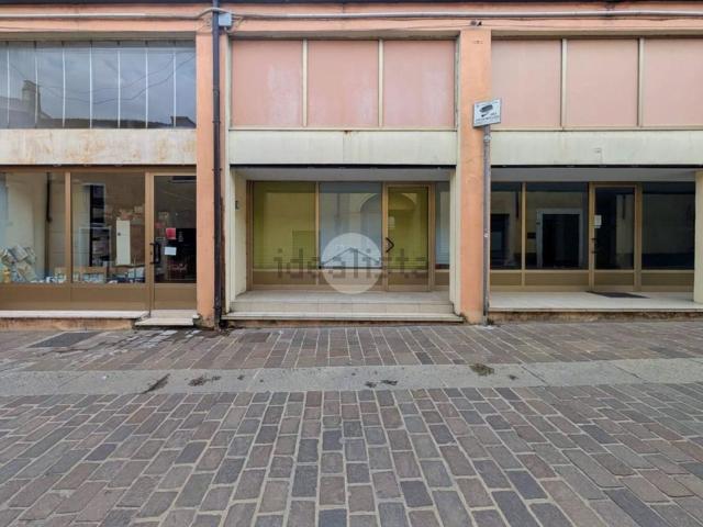 Locale Commerciale in vendita a Volta Mantovana, Lombardia