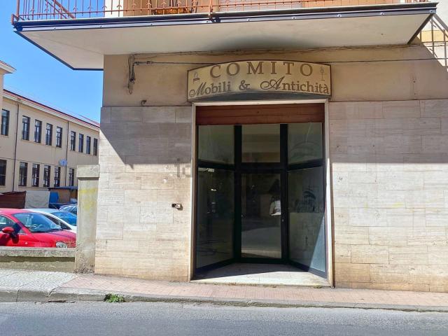 Locale Commerciale in vendita a Carmine, Vibo Valentia