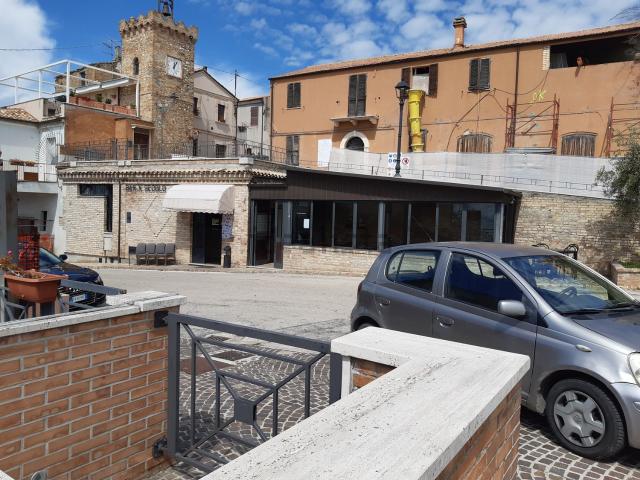 Locale Commerciale in vendita a Montone, Mosciano Sant'Angelo