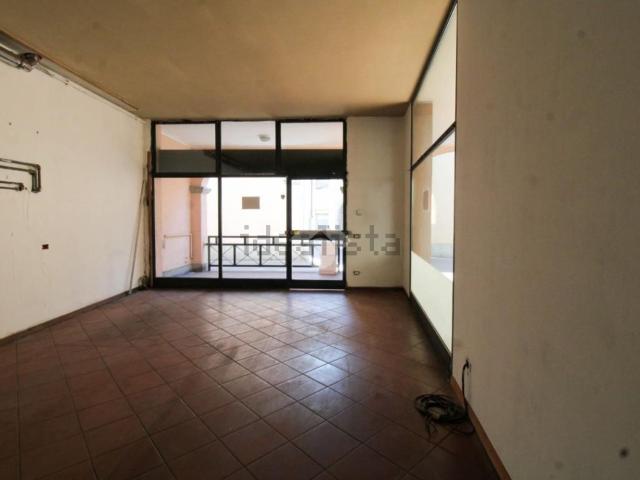 Locale Commerciale in vendita a Adro, Lombardia