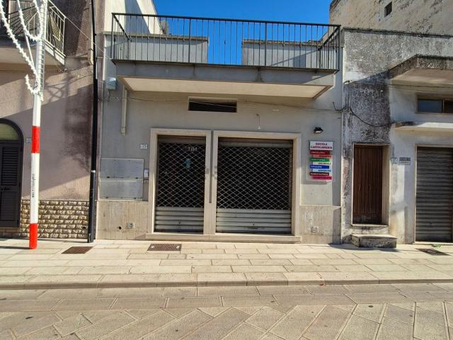 Locale Commerciale in vendita a Puglia, Lecce