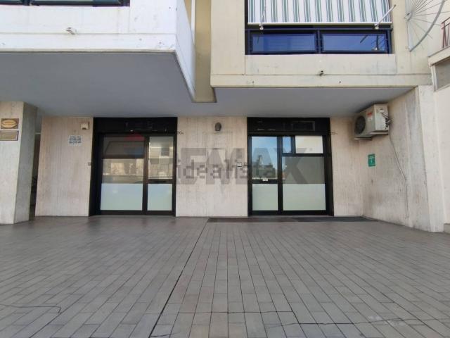 Locale Commerciale in vendita a Carbonara di Bari, Puglia