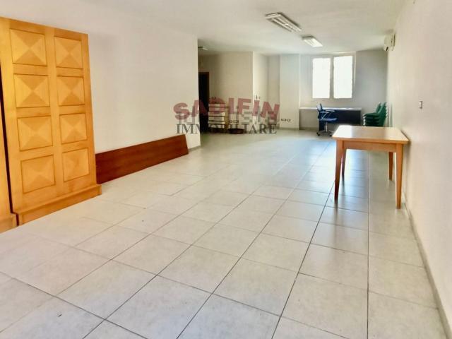 Locale Commerciale in vendita a Puglia, Bari