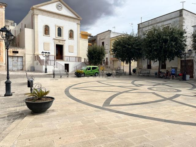 Locale Commerciale in vendita a Puglia, Taranto