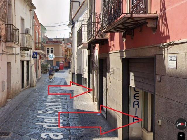 Locale Commerciale in vendita a Mondragone, Campania