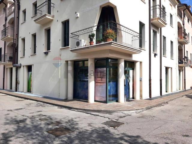 Locale Commerciale in vendita a Cornuda, Treviso