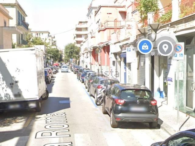 Locale Commerciale in vendita a Portici, Campania