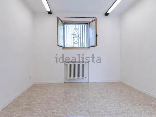 Locale Commerciale in vendita a San Faustino-Madonnina-Quattroville, Modena
