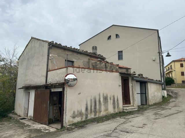 Locale Commerciale in vendita a Roccamontepiano, Abruzzo