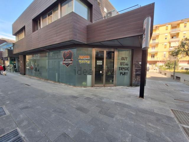 Locale Commerciale in vendita a Salerno, Campania