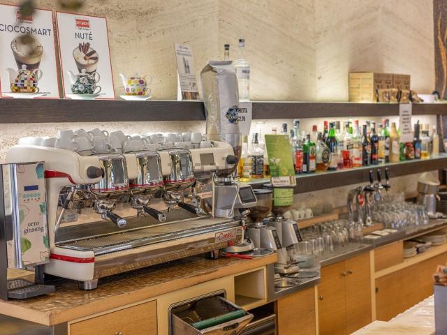 Locale Commerciale in vendita a Riccione, Reggio Emilia