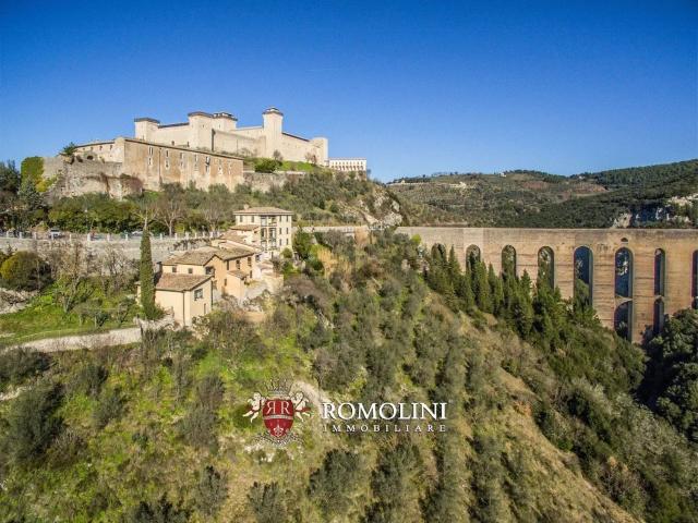 Locale Commerciale in vendita a Spoleto, Umbria