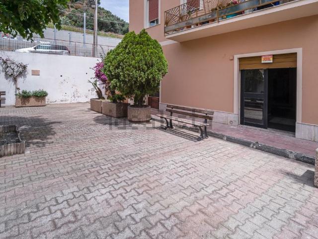 Locale Commerciale in vendita a Scaletta Zanclea, Sicilia