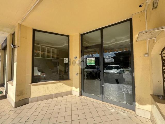 Locale Commerciale in vendita a Latina, Lazio