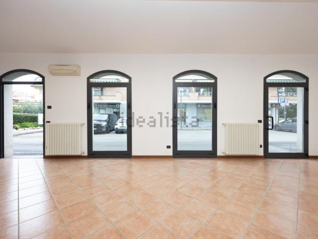 Locale Commerciale in vendita a Altopiano di Seveso, Seveso