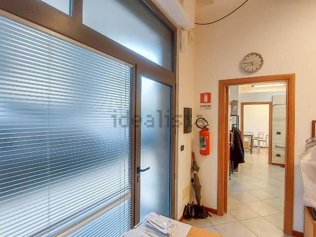 Locale Commerciale in vendita a Levante, Serra Riccò