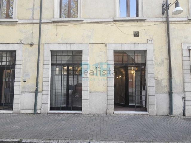 Locale Commerciale in vendita a Zona Est, Brescia