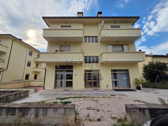 Locale Commerciale in vendita a Foligno, Umbria