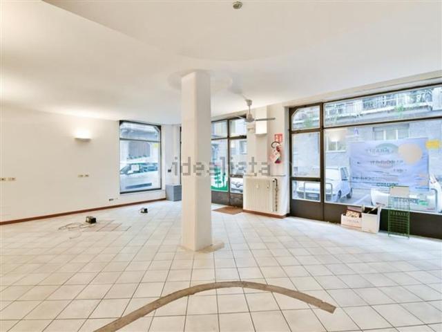 Locale Commerciale in vendita a Sant'Agostino, Como