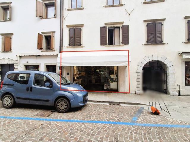 Locale Commerciale in vendita a Tolmezzo, Friuli-Venezia Giulia