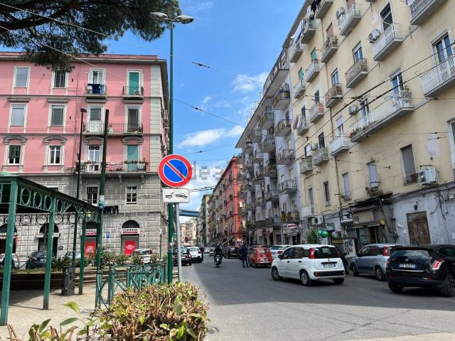 Locale Commerciale in vendita a Municipalità 3, Campania