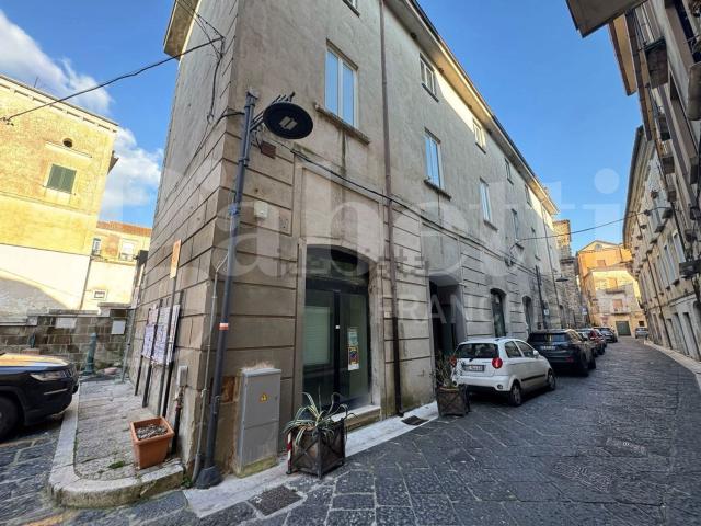 Locale Commerciale in vendita a Caiazzo, Campania
