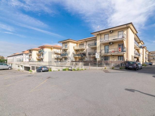 Locale Commerciale in vendita a Piano Tavola, Camporotondo Etneo