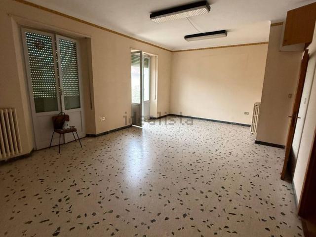 Locale Commerciale in vendita a Tirassegno, Marche