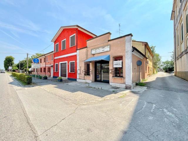 Locale Commerciale in vendita a Borgo Virgilio, Romanore