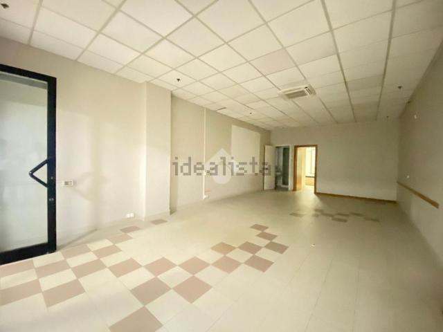 Locale Commerciale in vendita a Azzano San Paolo, Bergamo