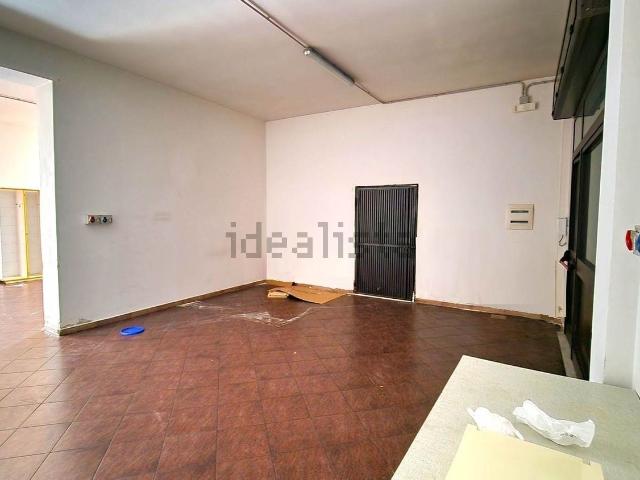 Locale Commerciale in vendita a Mondragone, Campania