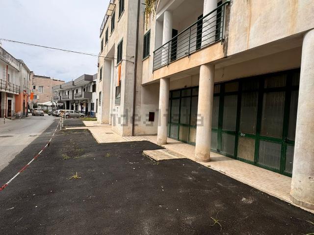 Locale Commerciale in vendita a Cicciano, Campania