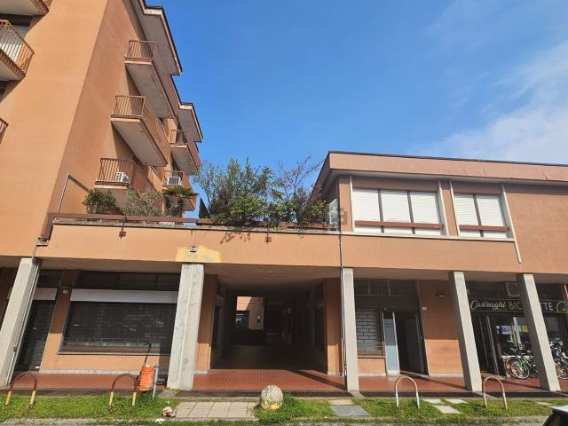 Locale Commerciale in vendita a Ronco, Cernusco Sul Naviglio