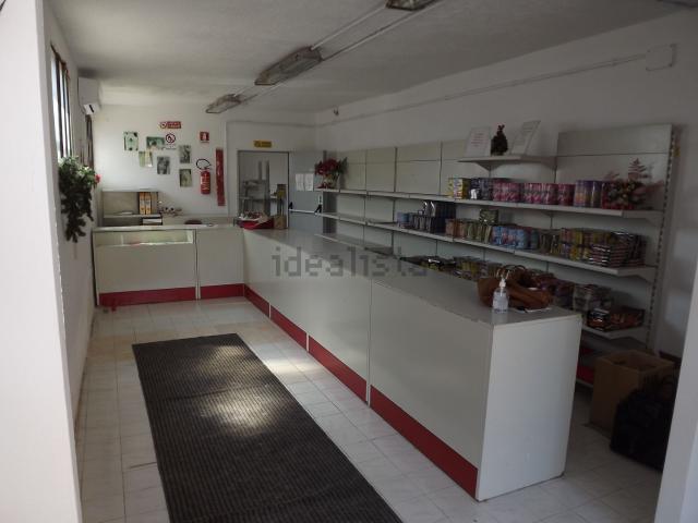 Locale Commerciale in vendita a Foligno, Umbria