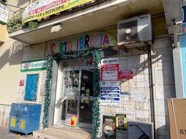 Locale Commerciale in vendita a Mondragone, Campania