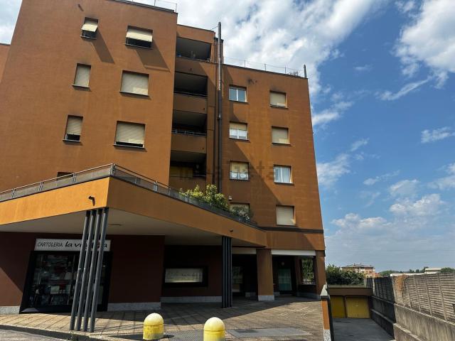 Locale Commerciale in vendita a Meda, Monza e della Brianza