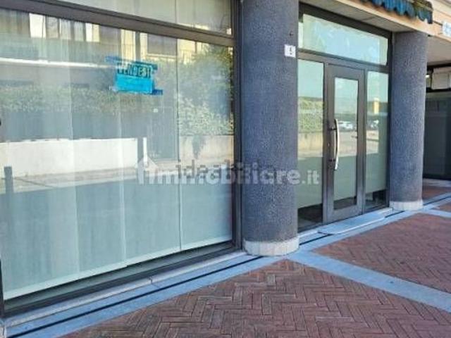 Locale Commerciale in vendita a Robbiano, Giussano