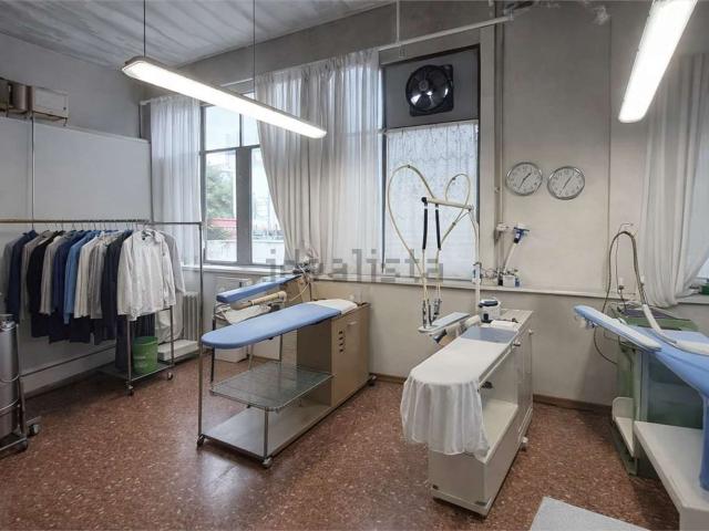 Locale Commerciale in vendita a Vallemiano, Marche